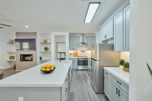 4 Hanover Ln, Panorama Village, TX 77304