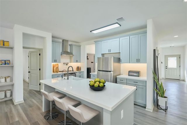 4 Hanover Ln, Panorama Village, TX 77304