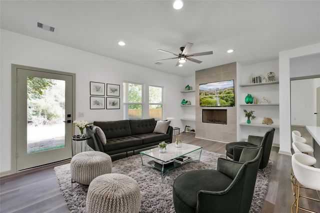 4 Hanover Ln, Panorama Village, TX 77304