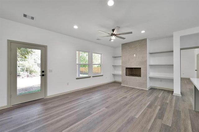 4 Hanover Ln, Panorama Village, TX 77304