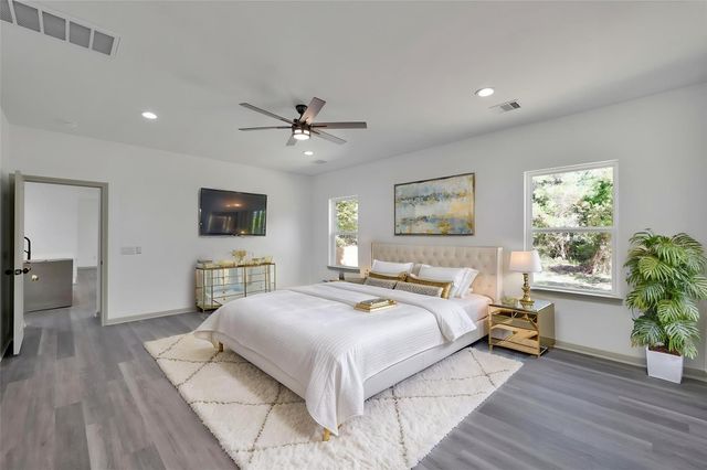 4 Hanover Ln, Panorama Village, TX 77304