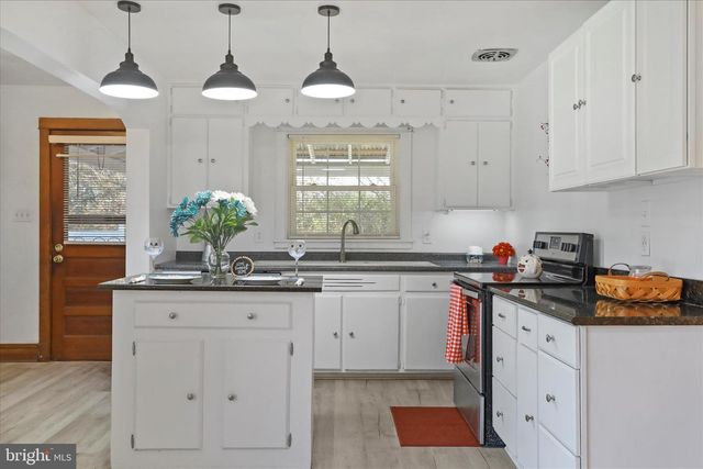 1064 STRASBURG RD, Front Royal, VA 22630