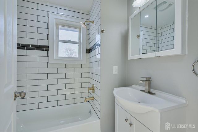 36 2nd Avenue B, Port Reading, NJ 07064