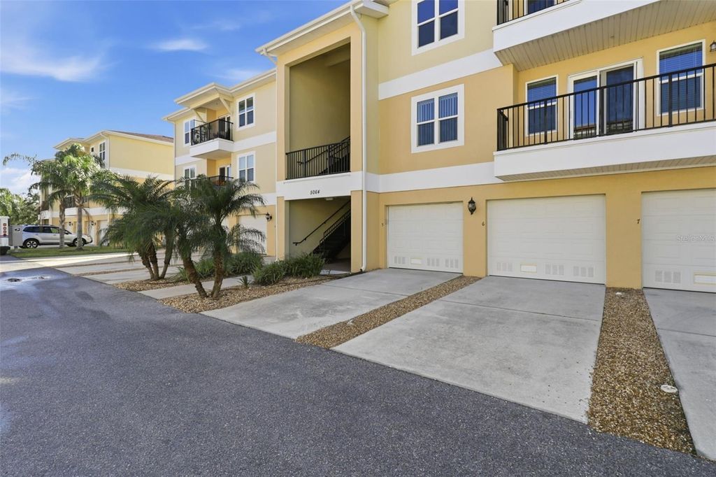 Image 3 of property listing at 5064 ROYAL PALMS WAY 301, New Port Richey, FL 34652