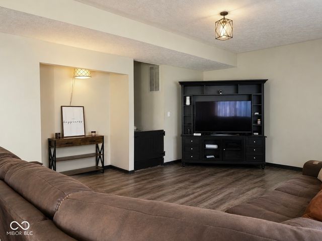 6350 Brooks Bend Boulevard, Indianapolis, IN 46237