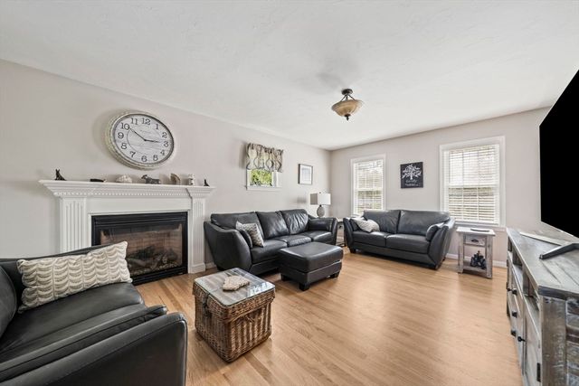 67 Franklin St, Halifax, MA 02338