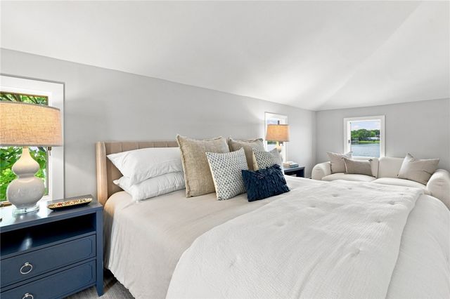 32 King Philip Avenue, Barrington, RI 02806