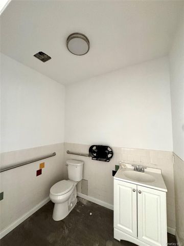 67-05 Roosevelt Avenue, Woodside, NY 11377