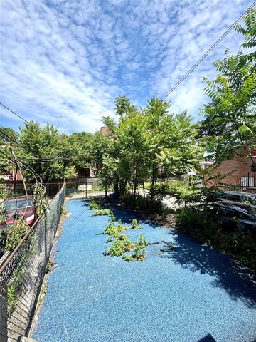 67-05 Roosevelt Avenue, Woodside, NY 11377
