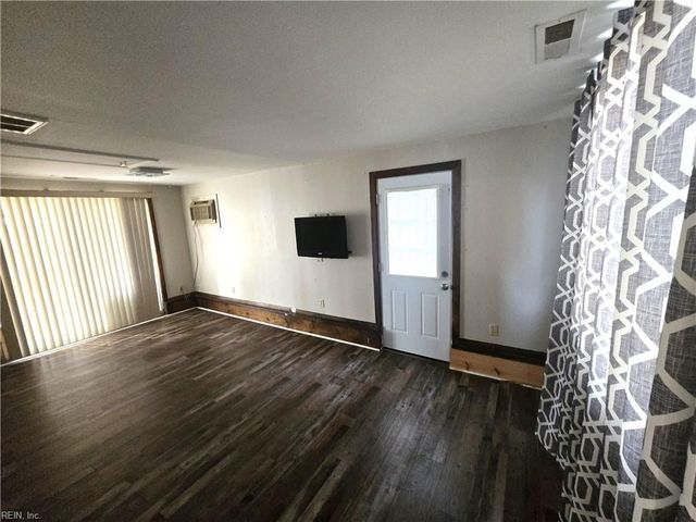 4721 Lonewillow LN, Virginia Beach, VA 23455