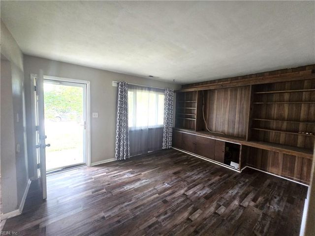 4721 Lonewillow LN, Virginia Beach, VA 23455