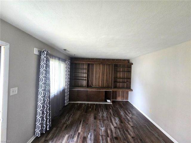 4721 Lonewillow LN, Virginia Beach, VA 23455