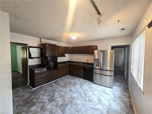 4721 Lonewillow LN, Virginia Beach, VA 23455