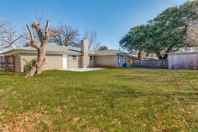 4820 Briarwood Lane, Fort Worth, TX 76103