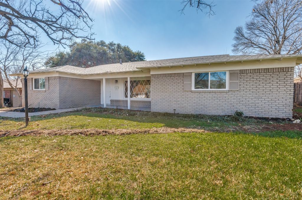 4820 Briarwood Lane, Fort Worth, TX 76103