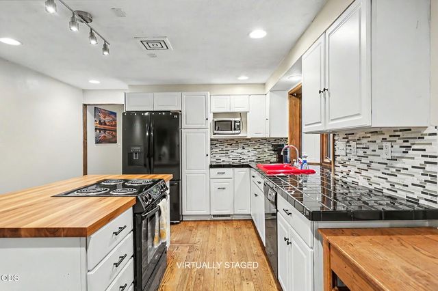 1448 N Keene Way Drive, Medford, OR 97504