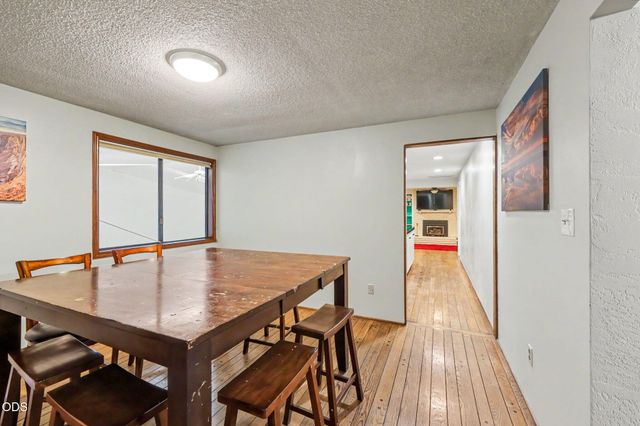 1448 N Keene Way Drive, Medford, OR 97504