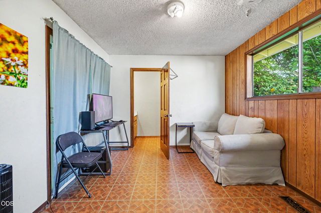 1448 N Keene Way Drive, Medford, OR 97504