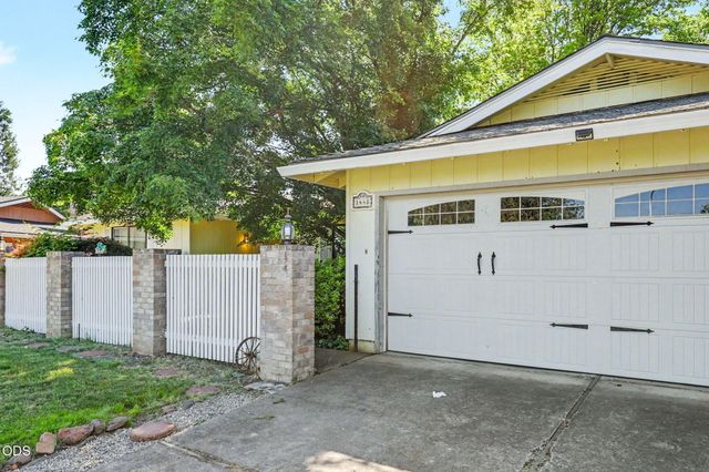 1448 N Keene Way Drive, Medford, OR 97504