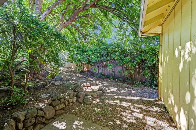 1448 N Keene Way Drive, Medford, OR 97504