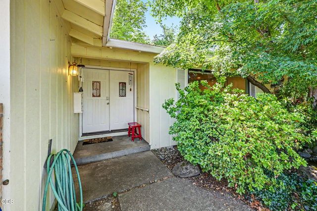1448 N Keene Way Drive, Medford, OR 97504