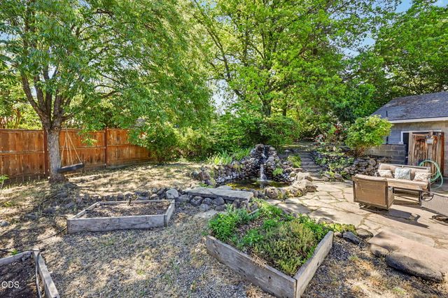 1448 N Keene Way Drive, Medford, OR 97504