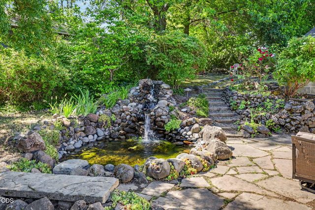 1448 N Keene Way Drive, Medford, OR 97504