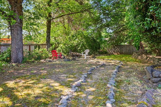 1448 N Keene Way Drive, Medford, OR 97504