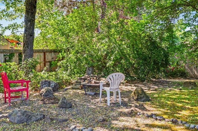 1448 N Keene Way Drive, Medford, OR 97504