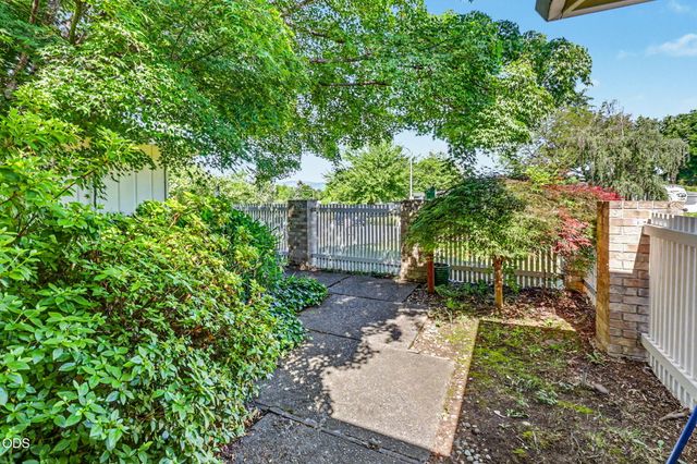 1448 N Keene Way Drive, Medford, OR 97504