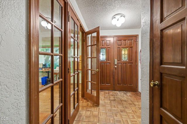 1448 N Keene Way Drive, Medford, OR 97504