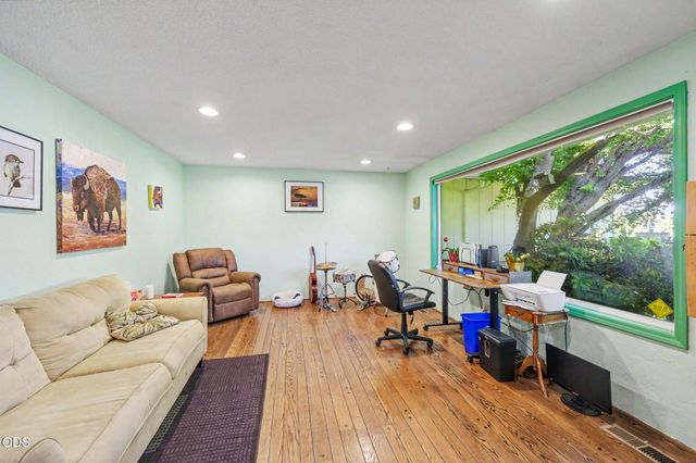 1448 N Keene Way Drive, Medford, OR 97504