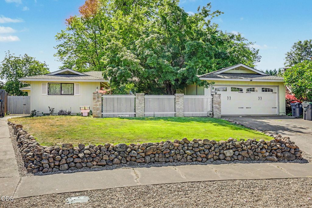 1448 N Keene Way Drive, Medford, OR 97504
