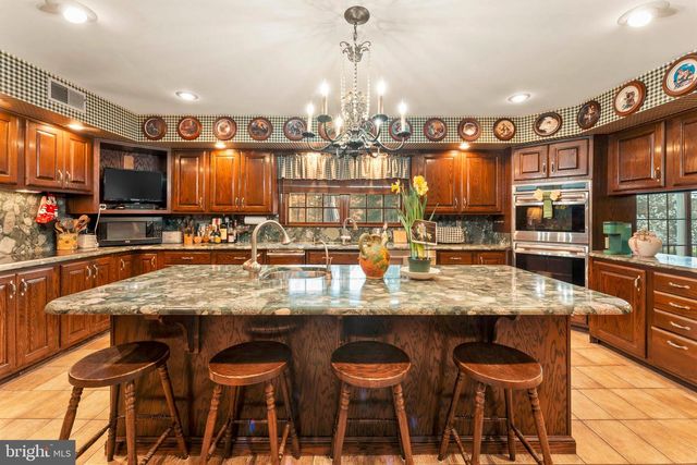 111 CEDAR GLEN DR, New Hope, PA 18938