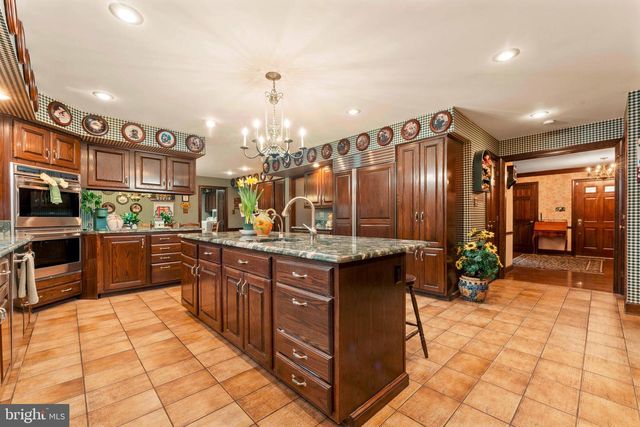 111 CEDAR GLEN DR, New Hope, PA 18938