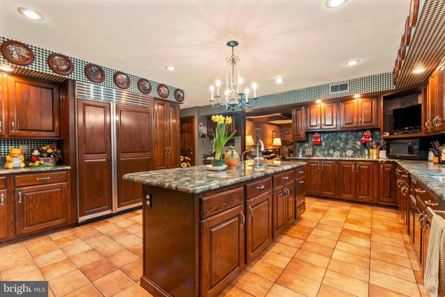111 CEDAR GLEN DR, New Hope, PA 18938