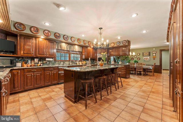111 CEDAR GLEN DR, New Hope, PA 18938