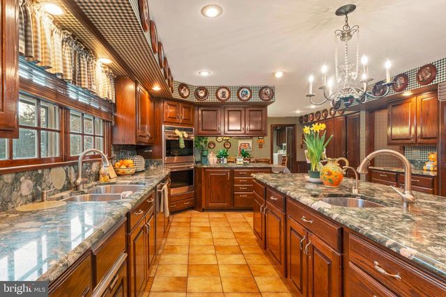 111 CEDAR GLEN DR, New Hope, PA 18938