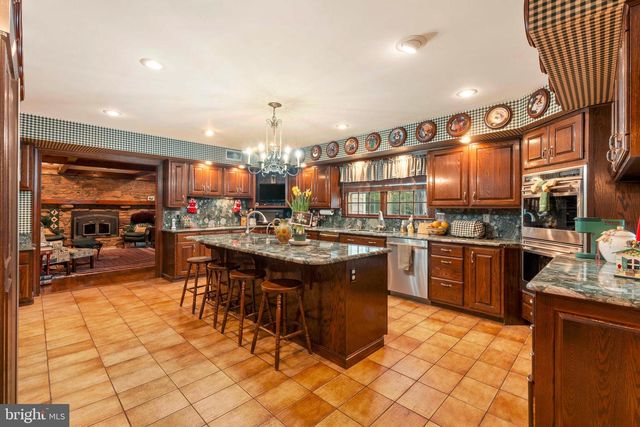 111 CEDAR GLEN DR, New Hope, PA 18938