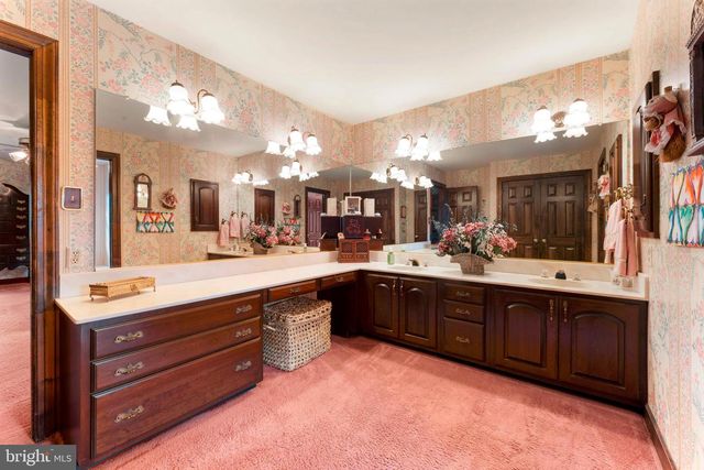 111 CEDAR GLEN DR, New Hope, PA 18938