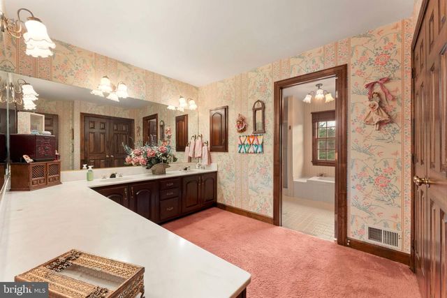 111 CEDAR GLEN DR, New Hope, PA 18938