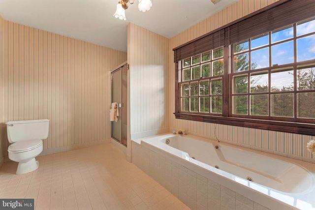 111 CEDAR GLEN DR, New Hope, PA 18938