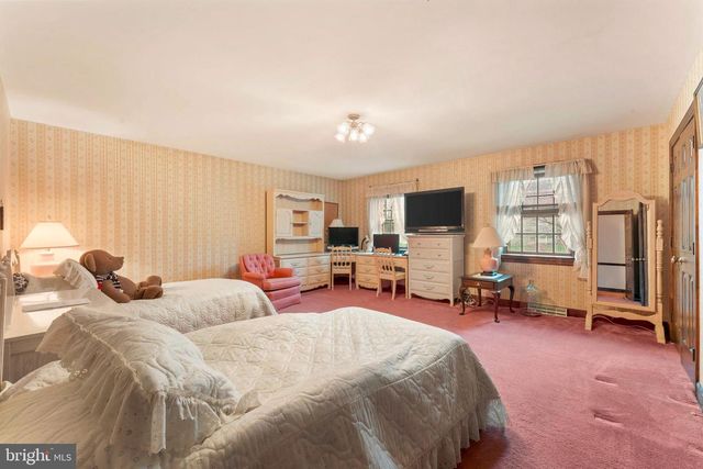 111 CEDAR GLEN DR, New Hope, PA 18938