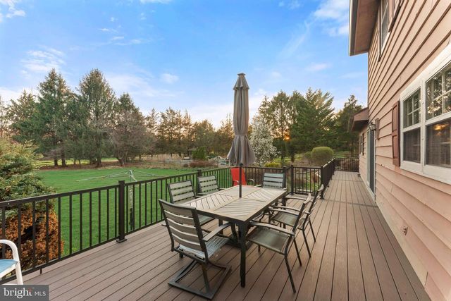 111 CEDAR GLEN DR, New Hope, PA 18938