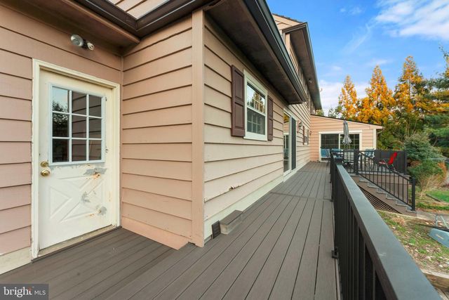 111 CEDAR GLEN DR, New Hope, PA 18938