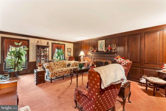 111 CEDAR GLEN DR, New Hope, PA 18938