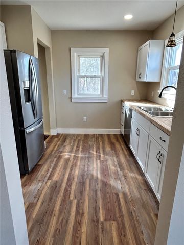 831 1st Street N, Newton, IA 50208