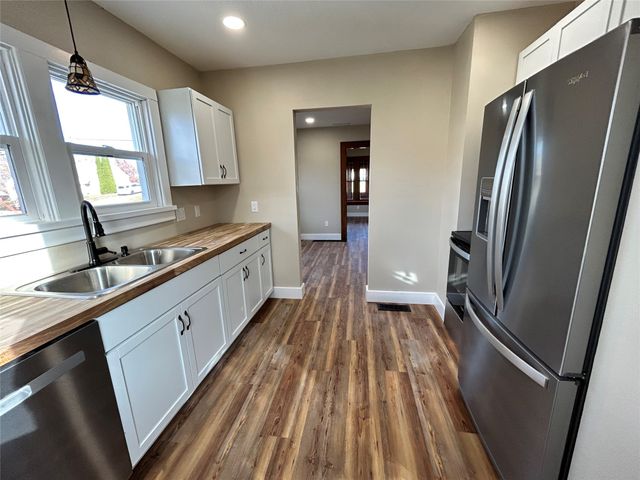 831 1st Street N, Newton, IA 50208