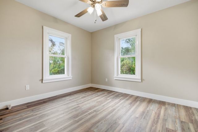 831 1st Street N, Newton, IA 50208