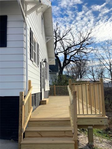 831 1st Street N, Newton, IA 50208